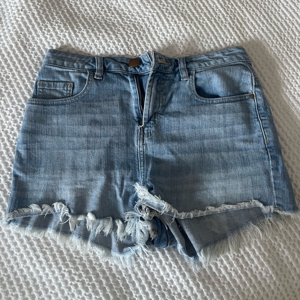 Jean shorts with frayed ends